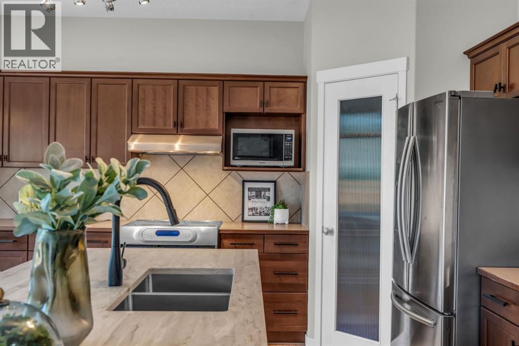 Photo 12 of 16 Cougartown Close Sw, Calgary AB