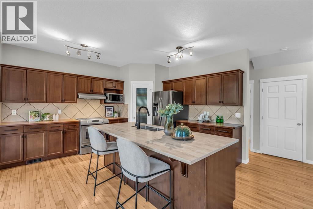 Photo 13 of 16 Cougartown Close Sw, Calgary AB