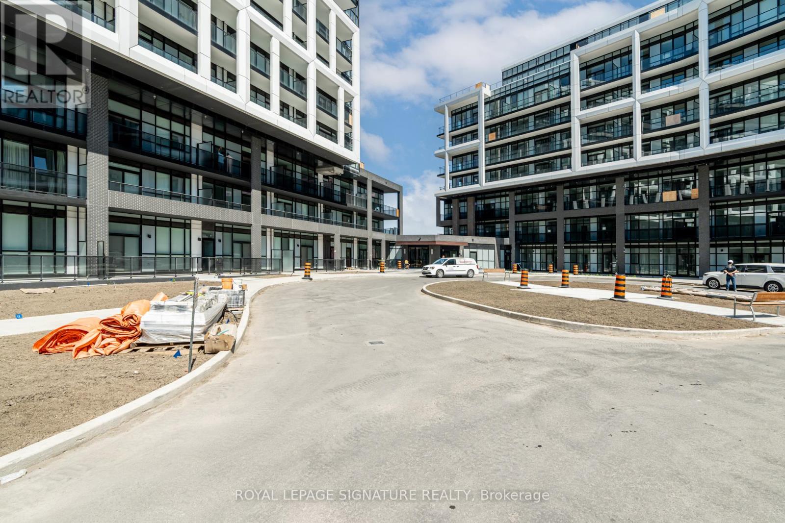 Photo 6 of 322 60 George Butchart Drive, Toronto ON