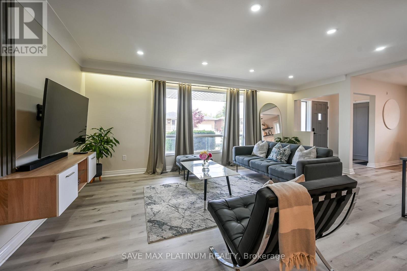 Photo 10 of 18 Gardenia Court, Hamilton ON