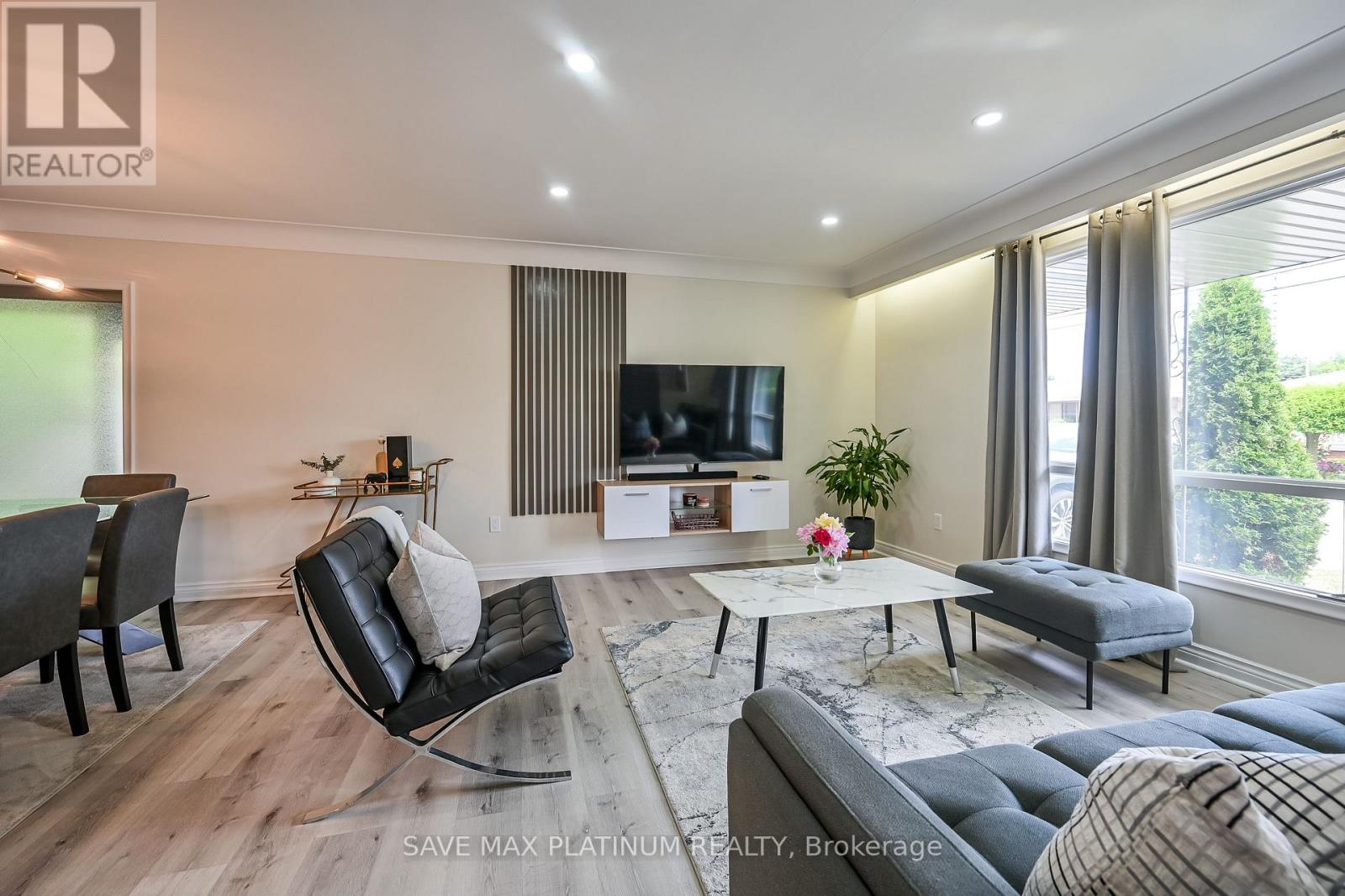 Photo 11 of 18 Gardenia Court, Hamilton ON