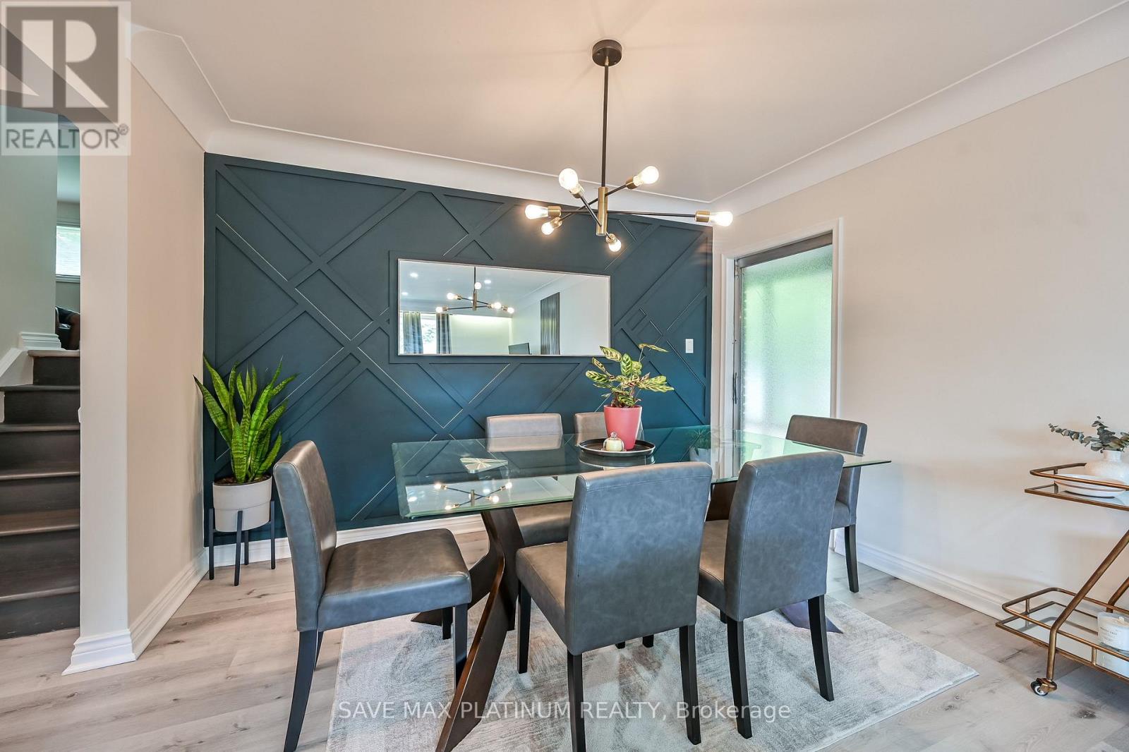 Photo 13 of 18 Gardenia Court, Hamilton ON