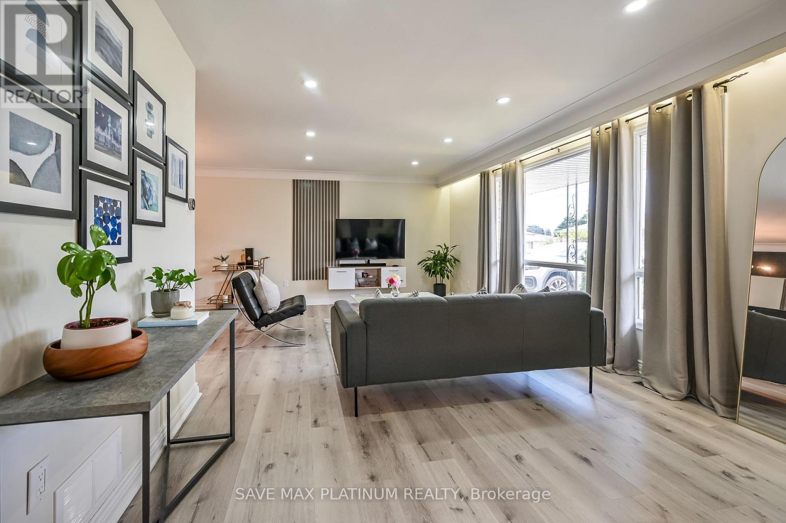 Photo 16 of 18 Gardenia Court, Hamilton ON