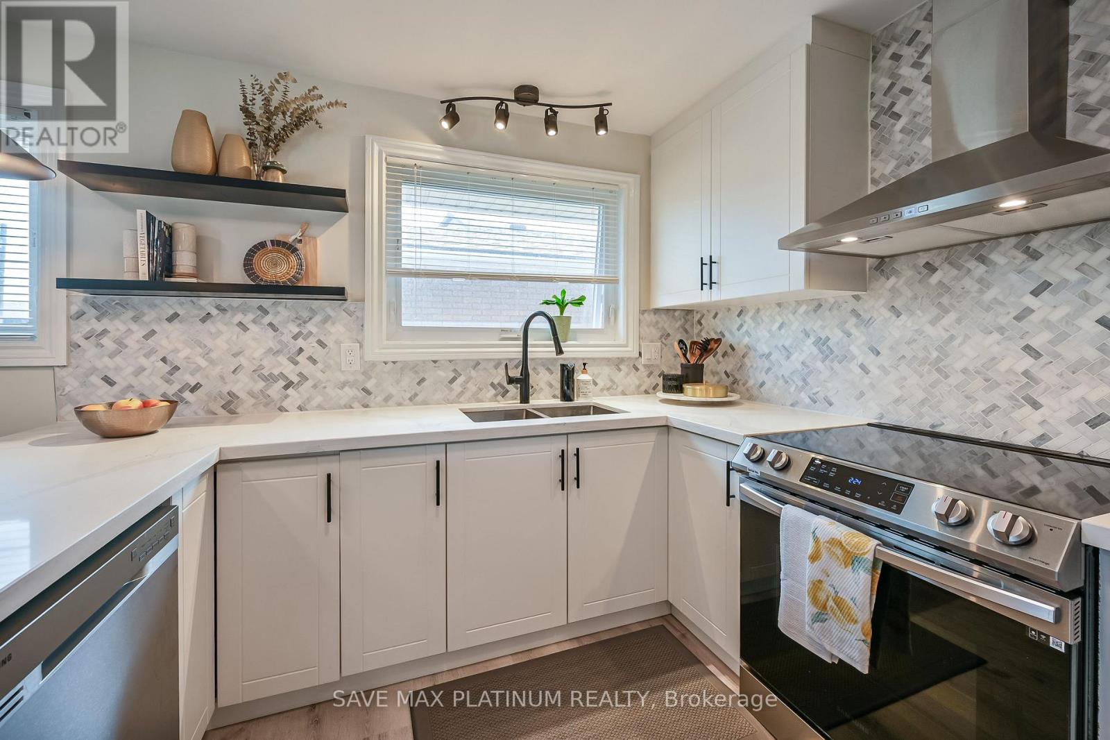 Photo 20 of 18 Gardenia Court, Hamilton ON