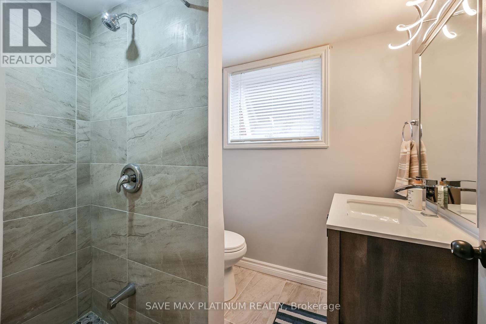 Photo 33 of 18 Gardenia Court, Hamilton ON