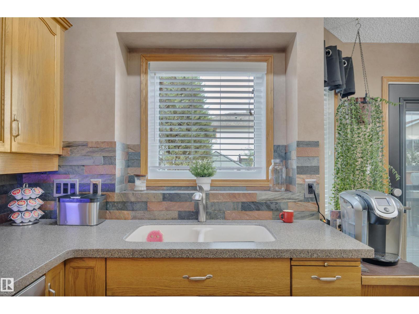 Photo 13 of 6415 159 Av Nw, Edmonton AB