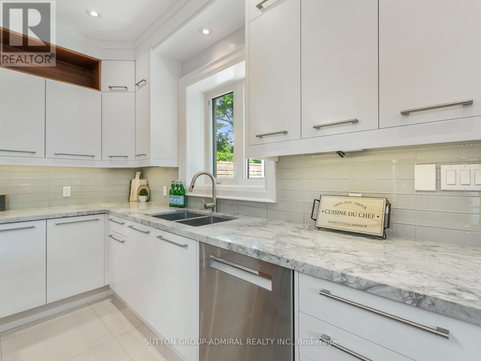 Photo 6 of 1 Dustan Crescent, Toronto ON