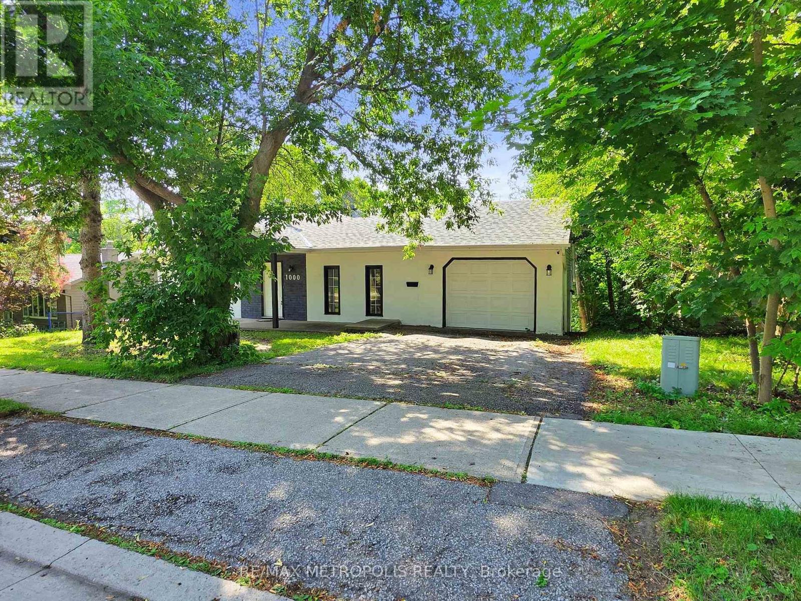 Photo 2 of 1000 Elgin Street, Newmarket ON