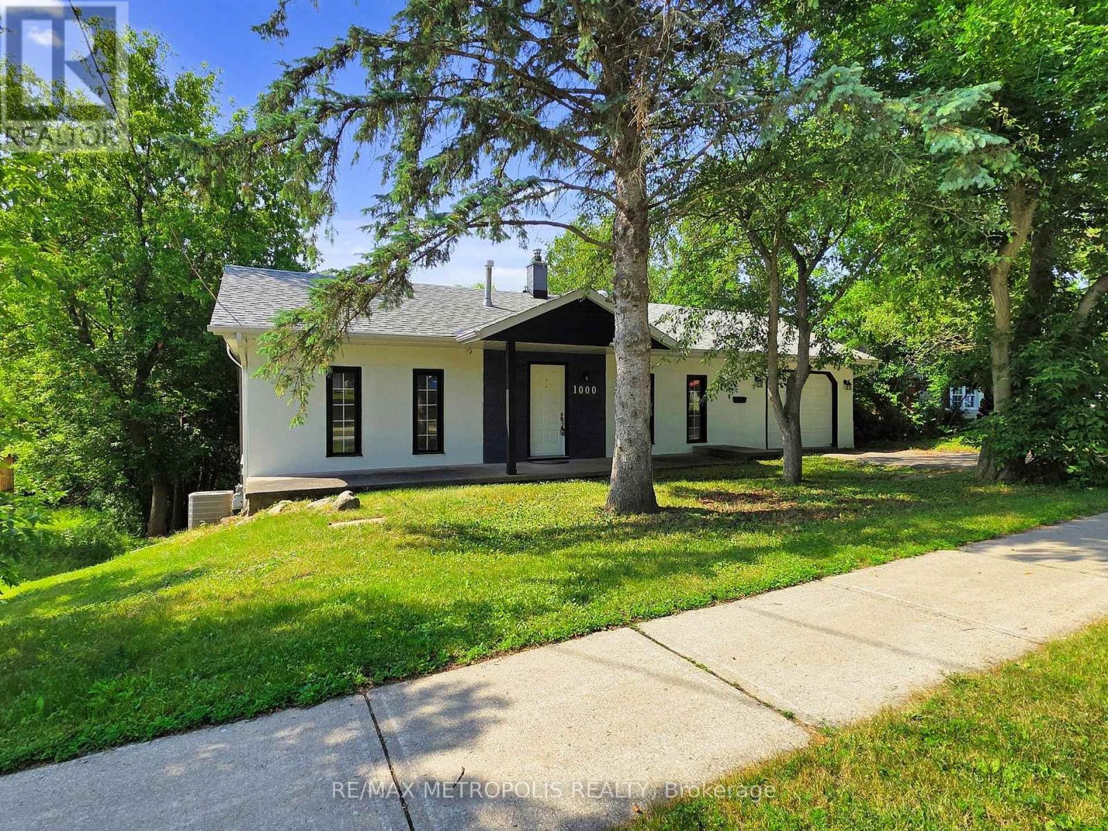 Photo 1 of 1000 Elgin Street, Newmarket ON