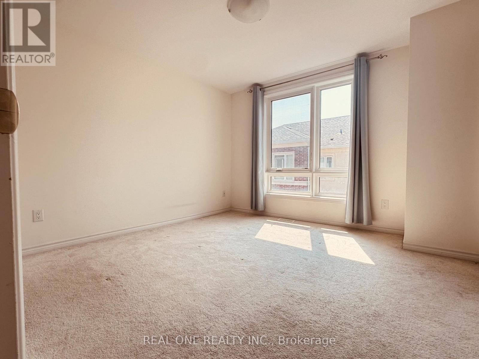 Photo 8 of 70 Chicago Lane, Markham ON