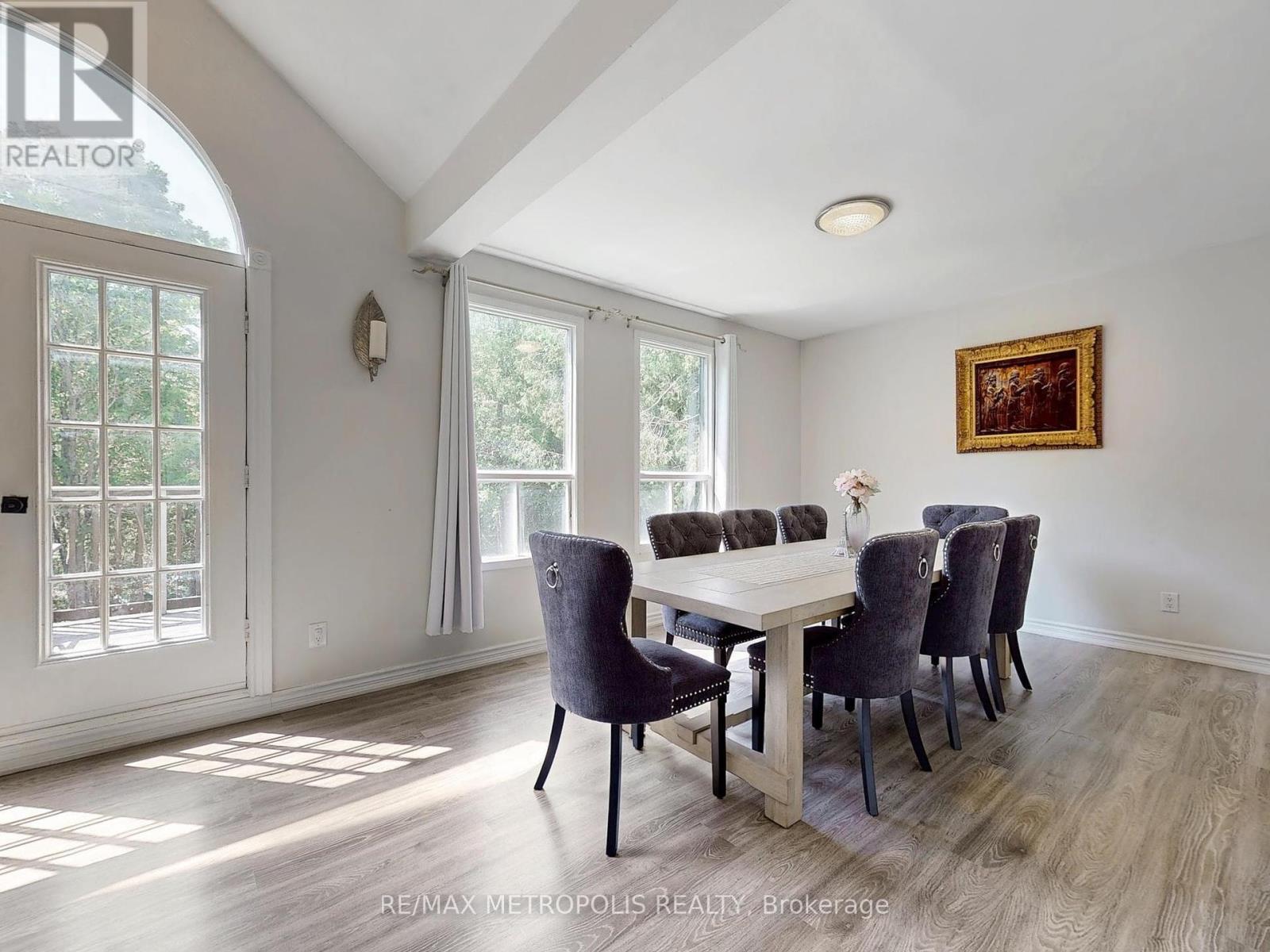 Photo 10 of 1000 Elgin Street, Newmarket ON