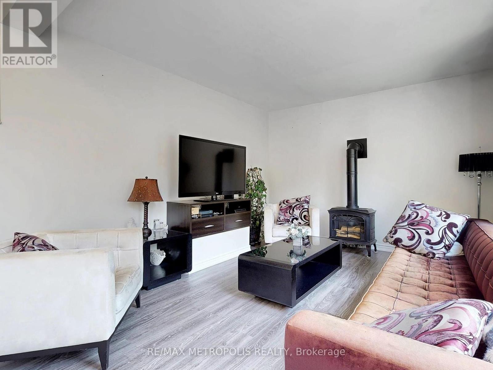 Photo 7 of 1000 Elgin Street, Newmarket ON