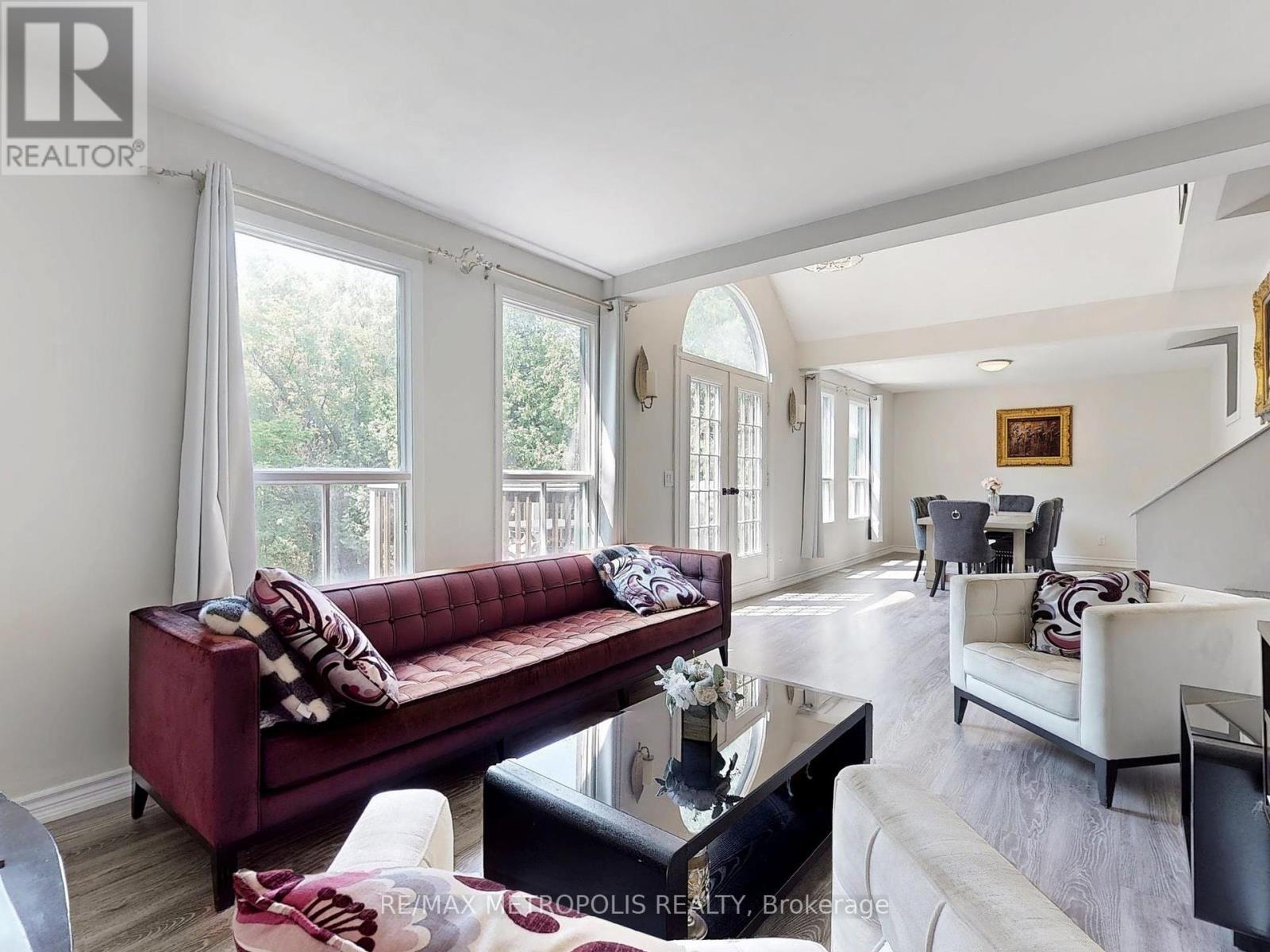 Photo 8 of 1000 Elgin Street, Newmarket ON