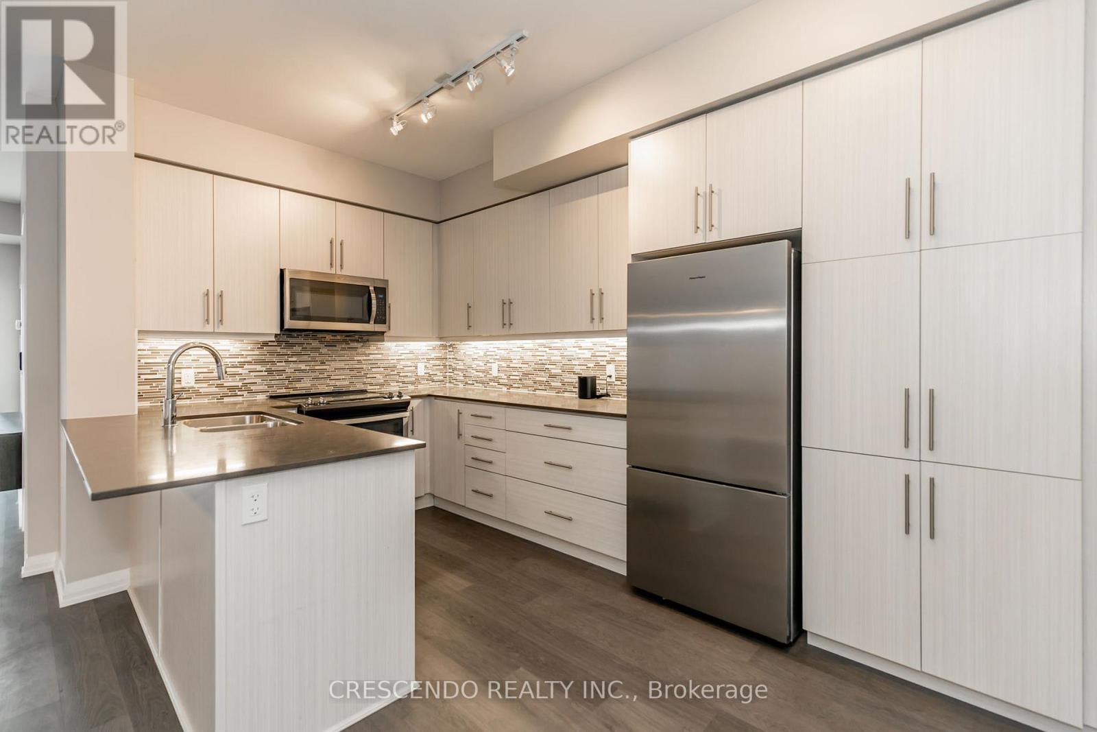 Photo 11 of 603 65 Oneida Crescent, Richmond Hill ON