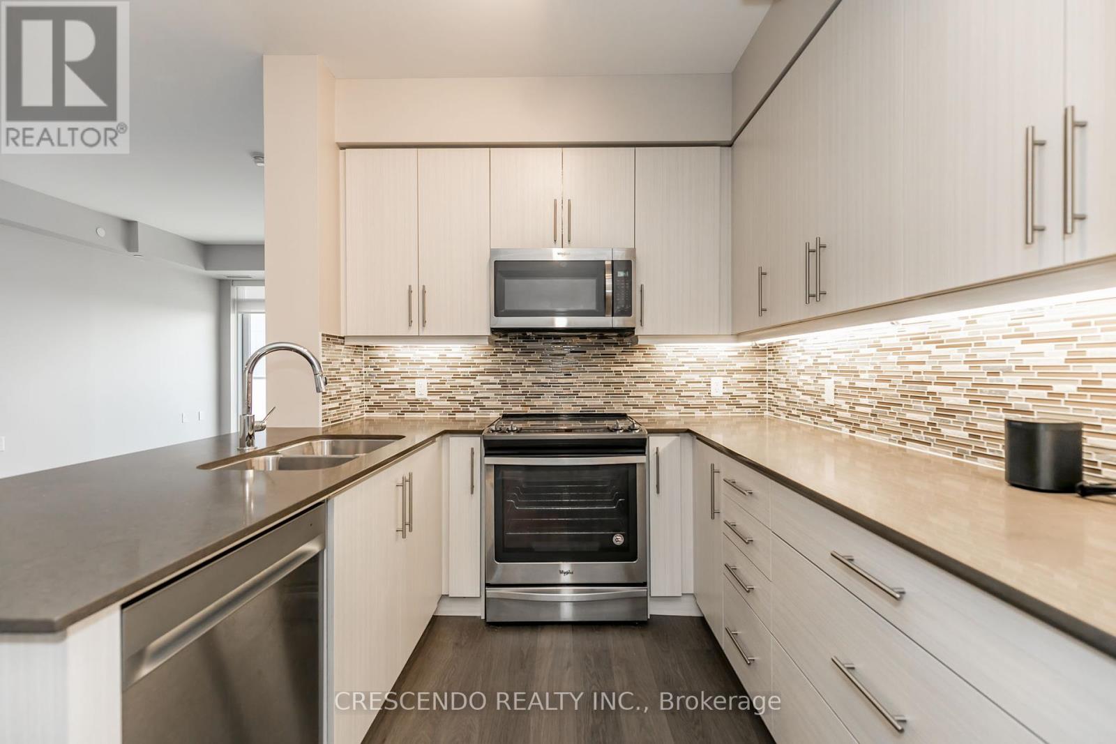 Photo 12 of 603 65 Oneida Crescent, Richmond Hill ON