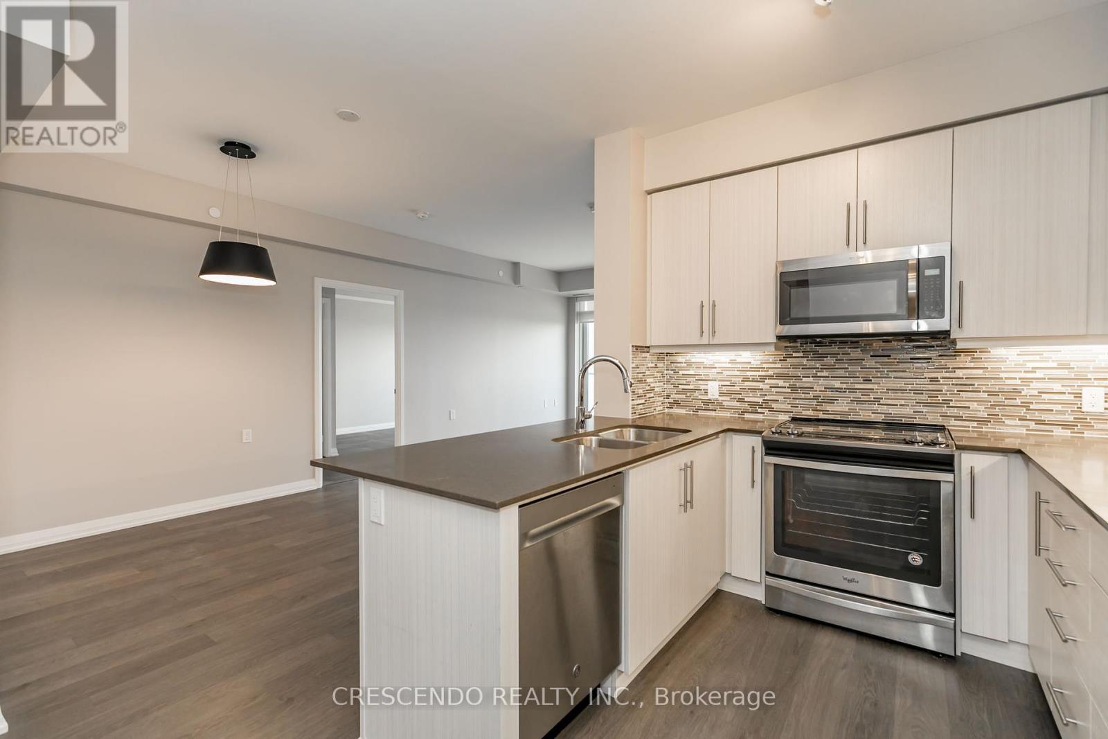 Photo 13 of 603 65 Oneida Crescent, Richmond Hill ON