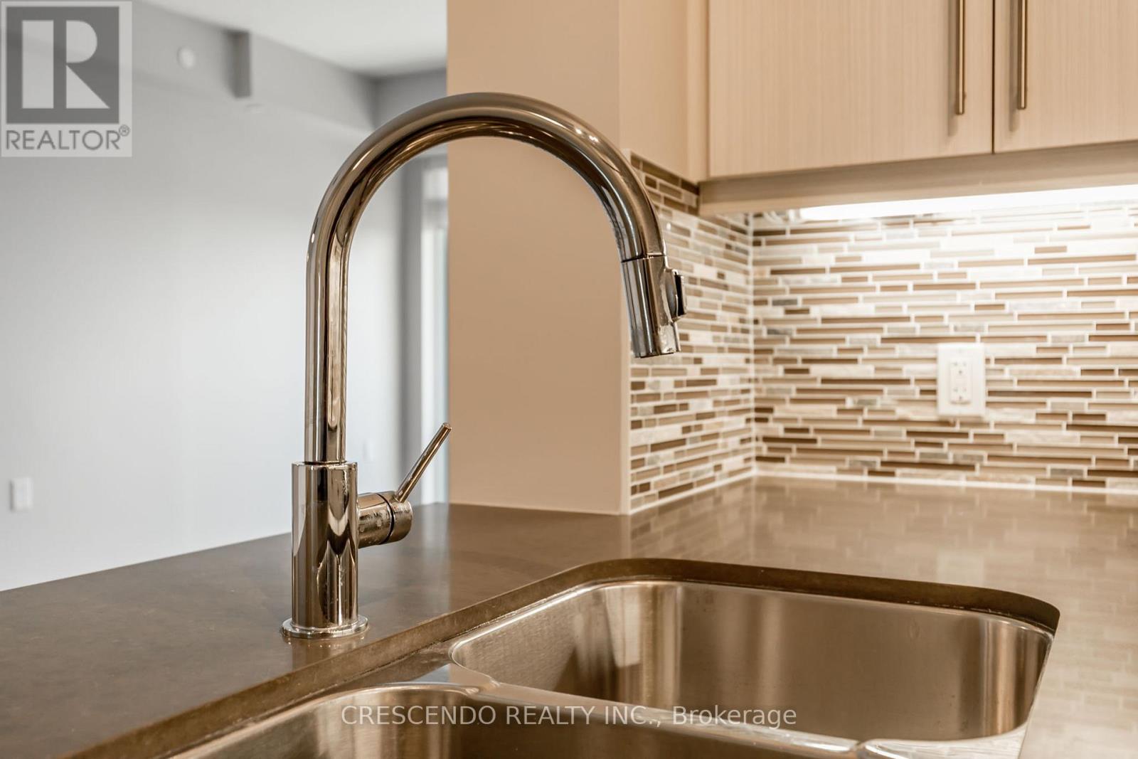 Photo 14 of 603 65 Oneida Crescent, Richmond Hill ON