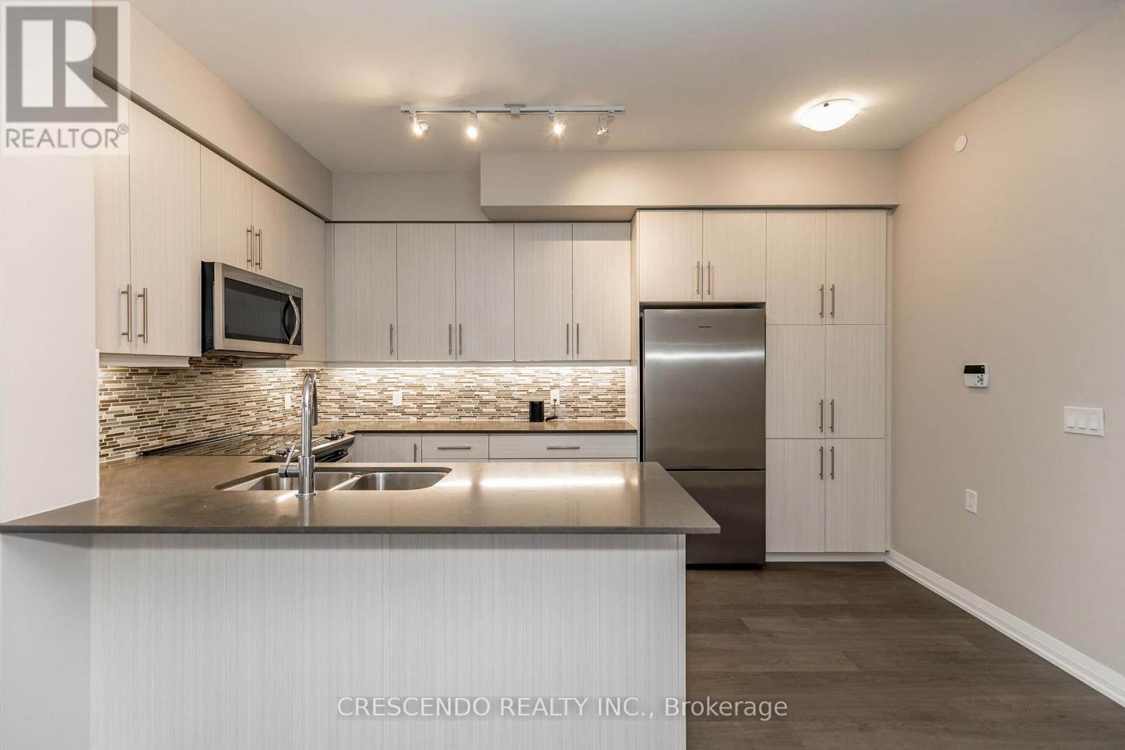 Photo 17 of 603 65 Oneida Crescent, Richmond Hill ON