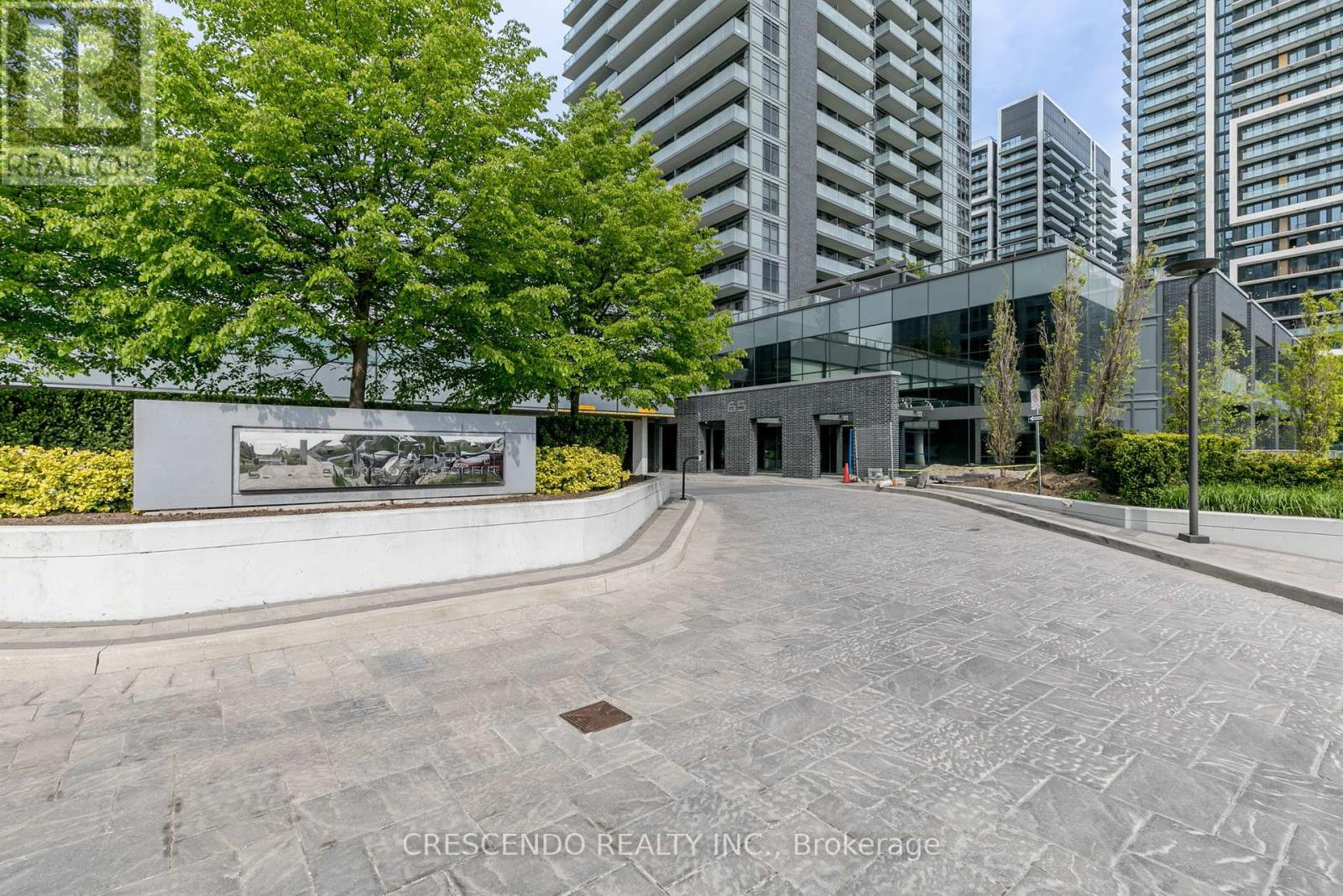 Photo 2 of 603 65 Oneida Crescent, Richmond Hill ON