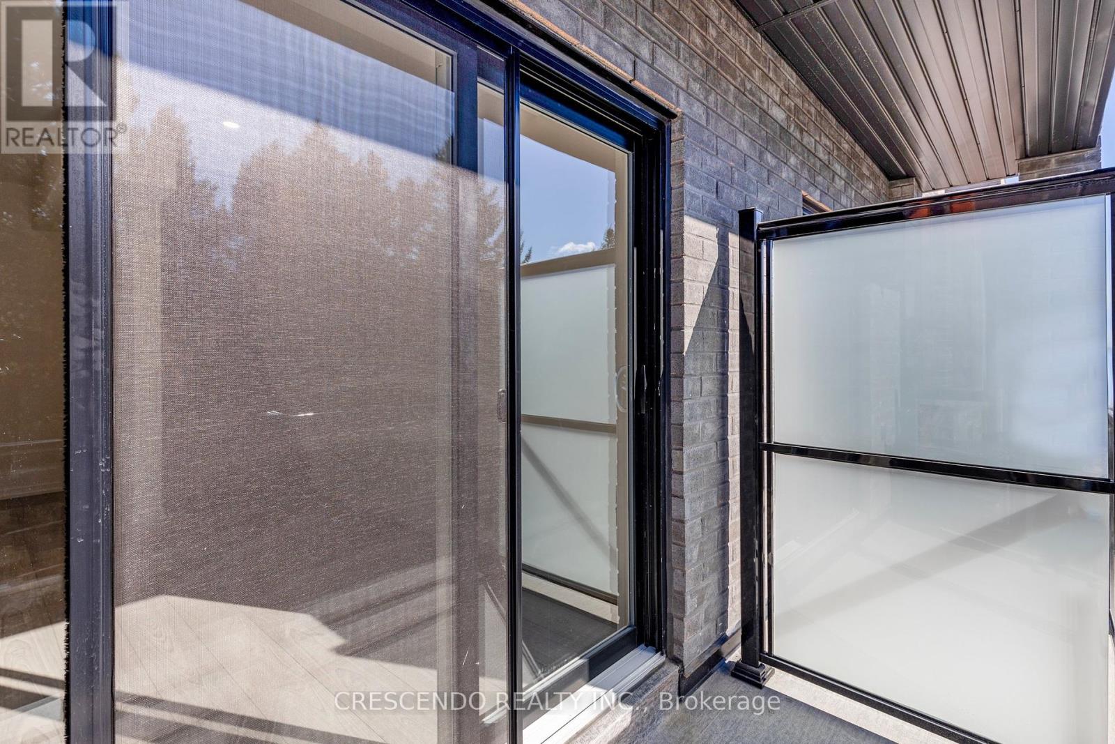 Photo 10 of 4 26 Lytham Green Circle, Newmarket ON