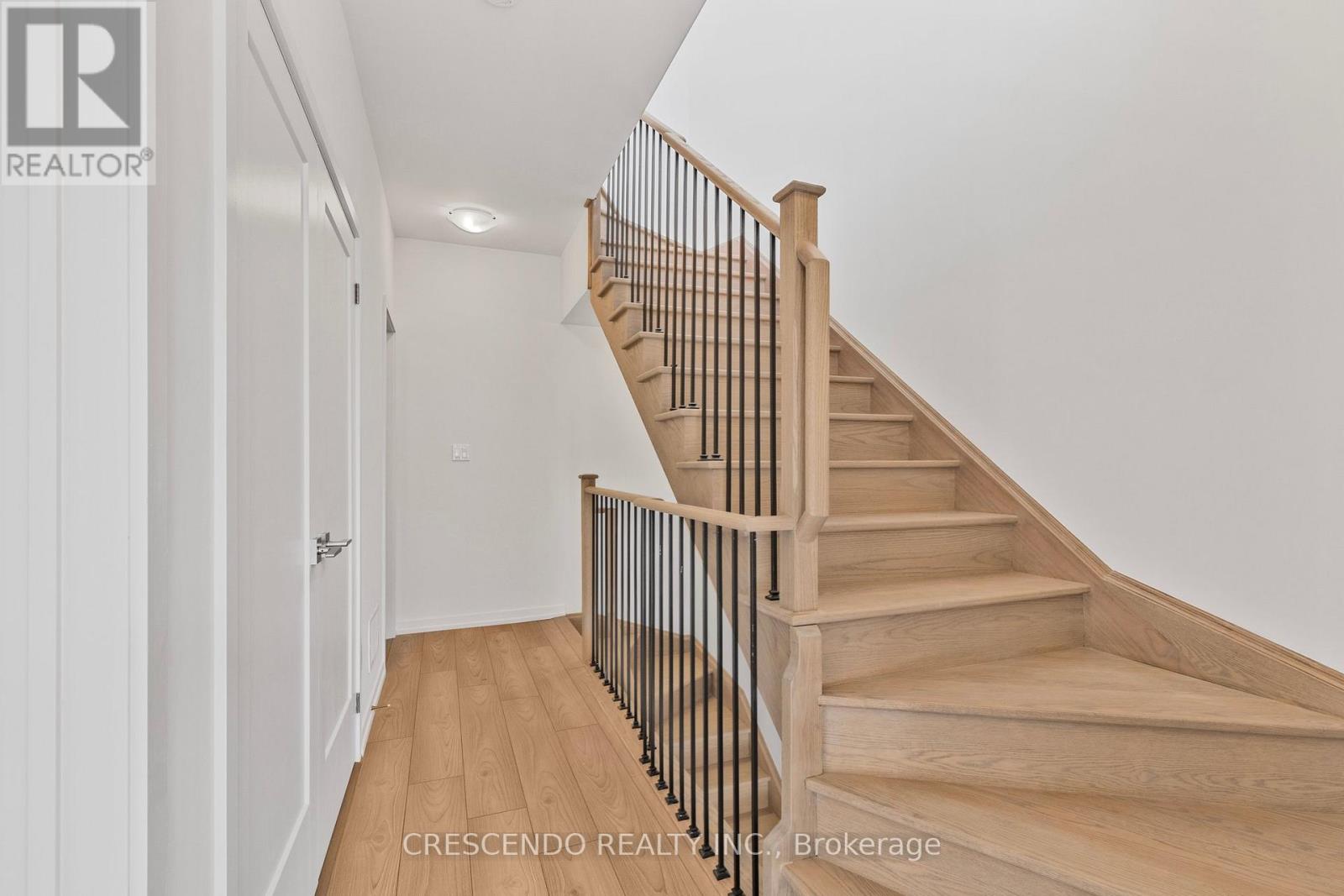 Photo 15 of 4 26 Lytham Green Circle, Newmarket ON