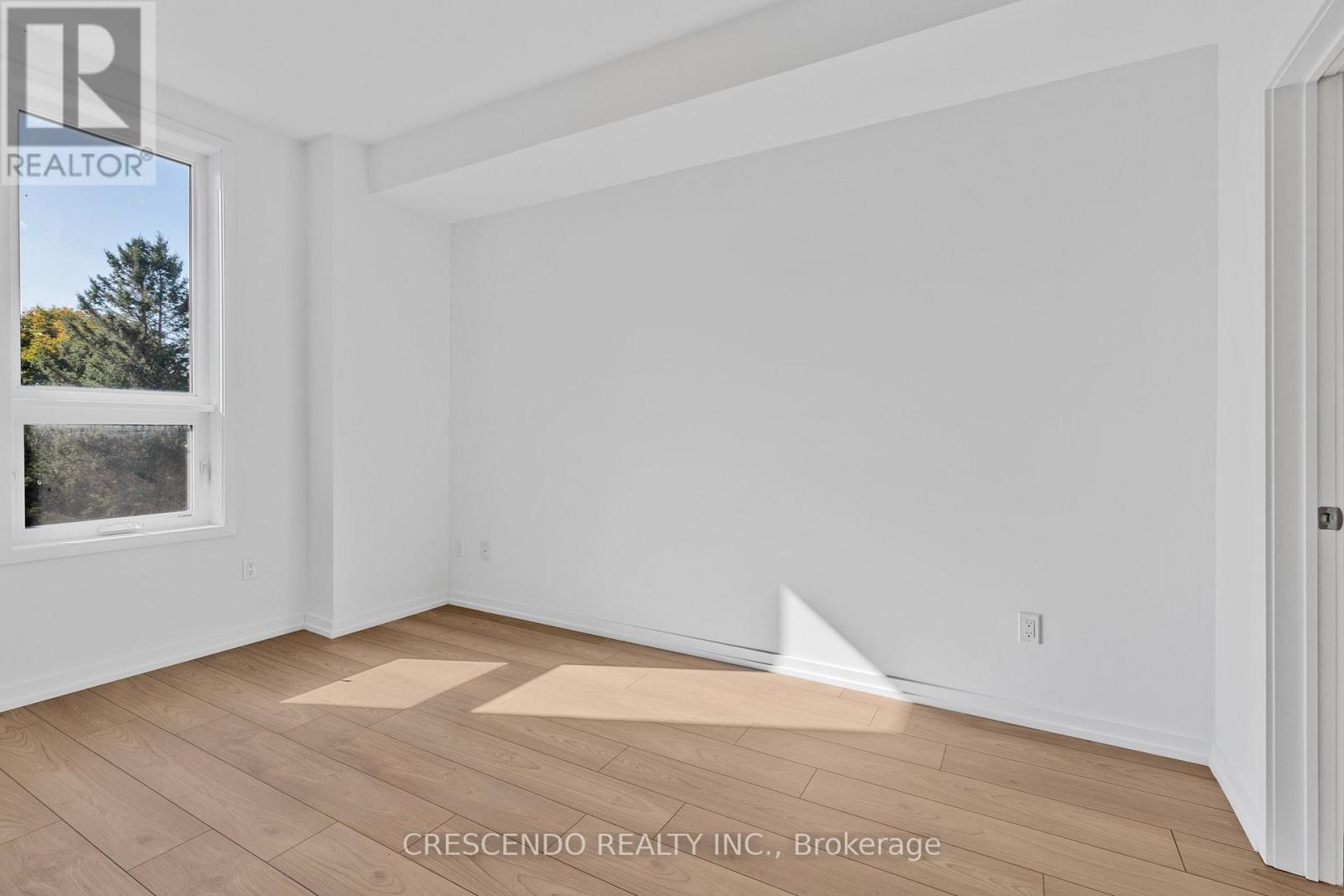 Photo 16 of 4 26 Lytham Green Circle, Newmarket ON