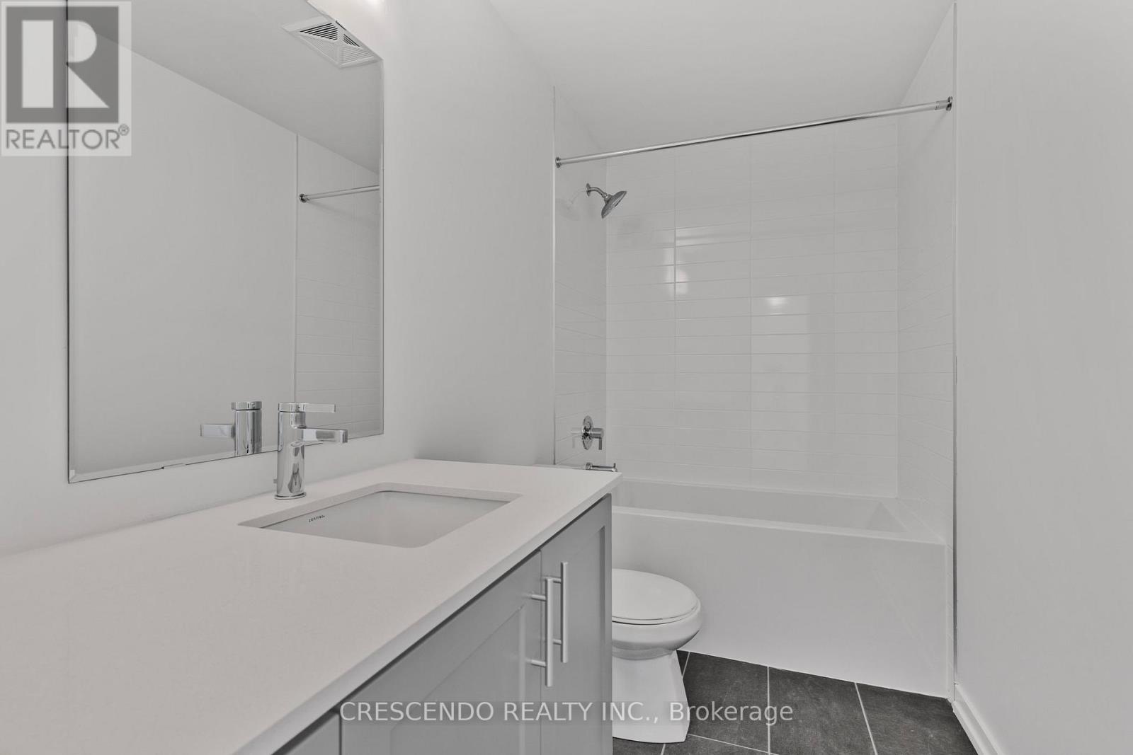 Photo 18 of 4 26 Lytham Green Circle, Newmarket ON