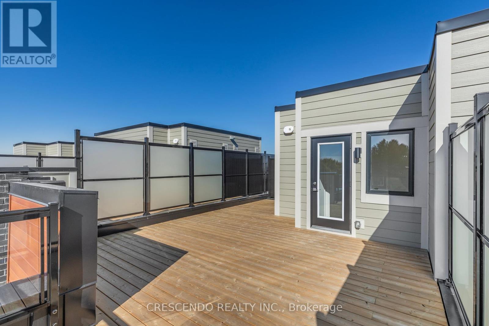 Photo 24 of 4 26 Lytham Green Circle, Newmarket ON