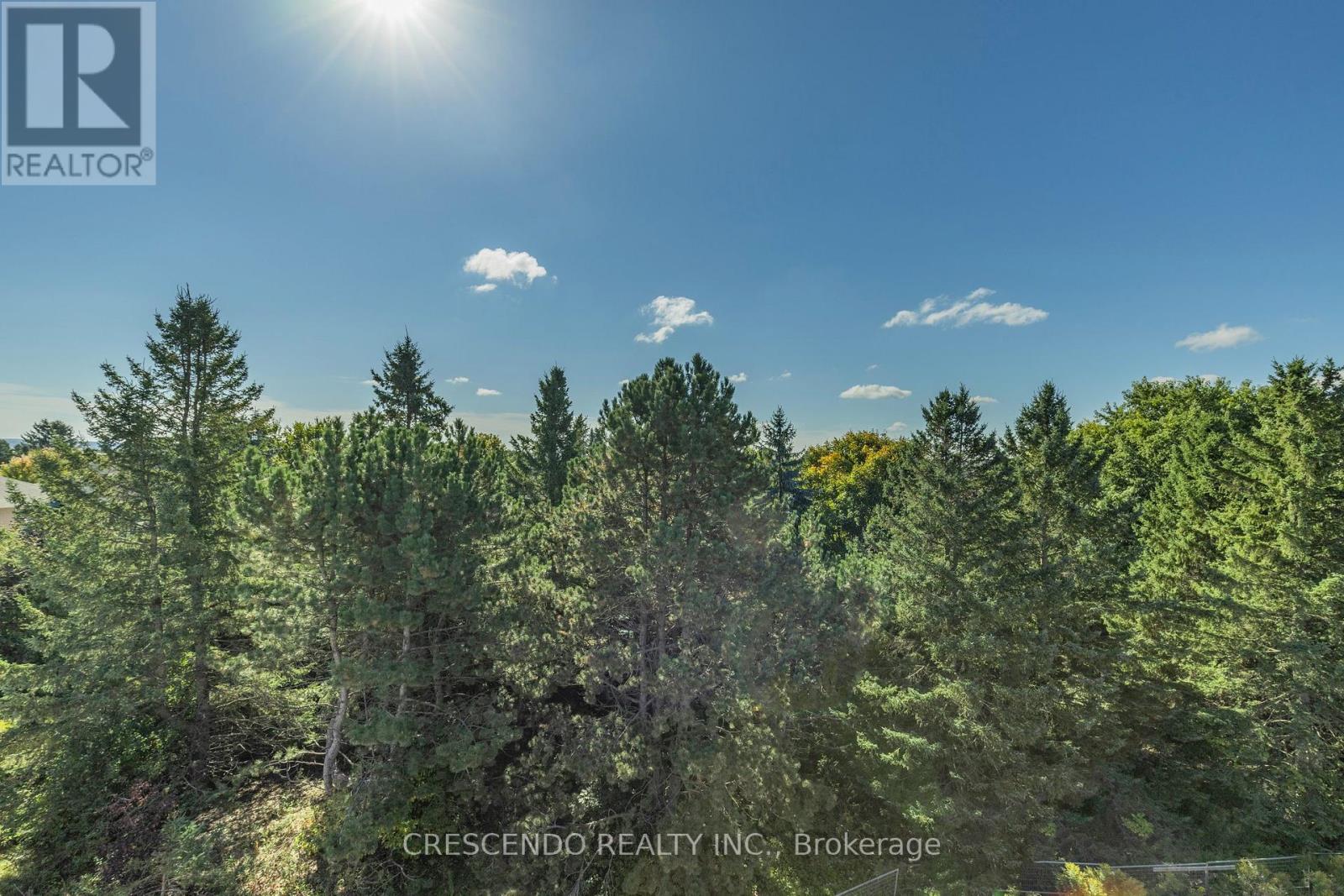 Photo 25 of 4 26 Lytham Green Circle, Newmarket ON