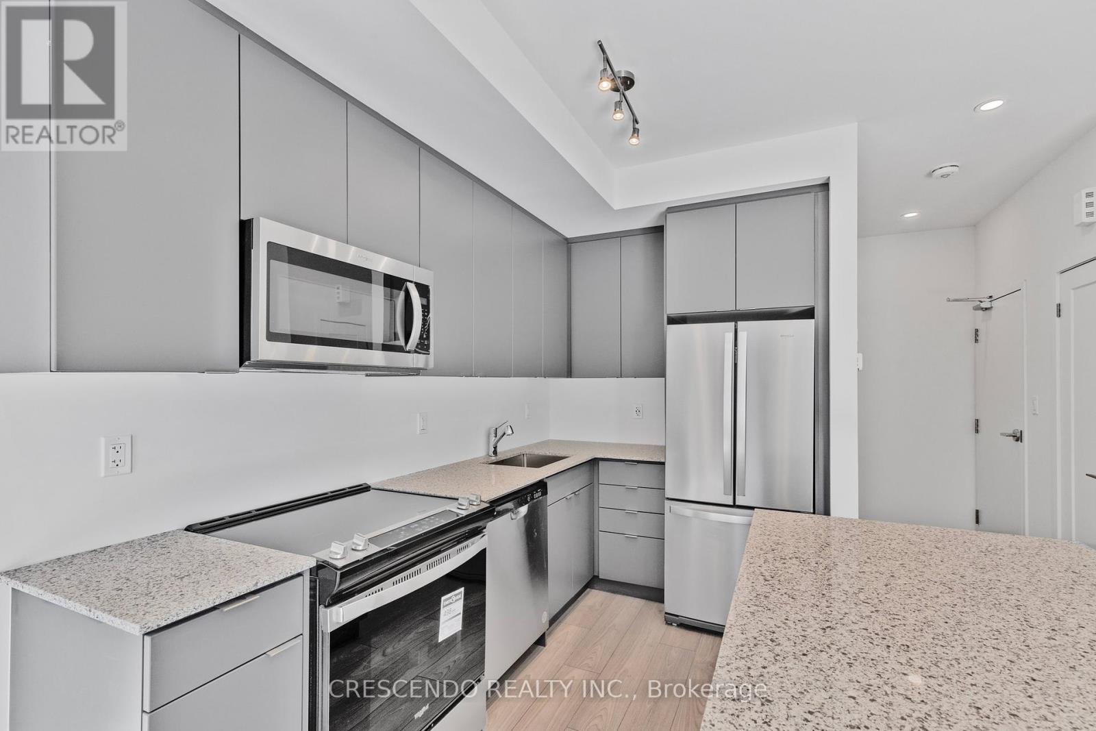 Photo 4 of 4 26 Lytham Green Circle, Newmarket ON