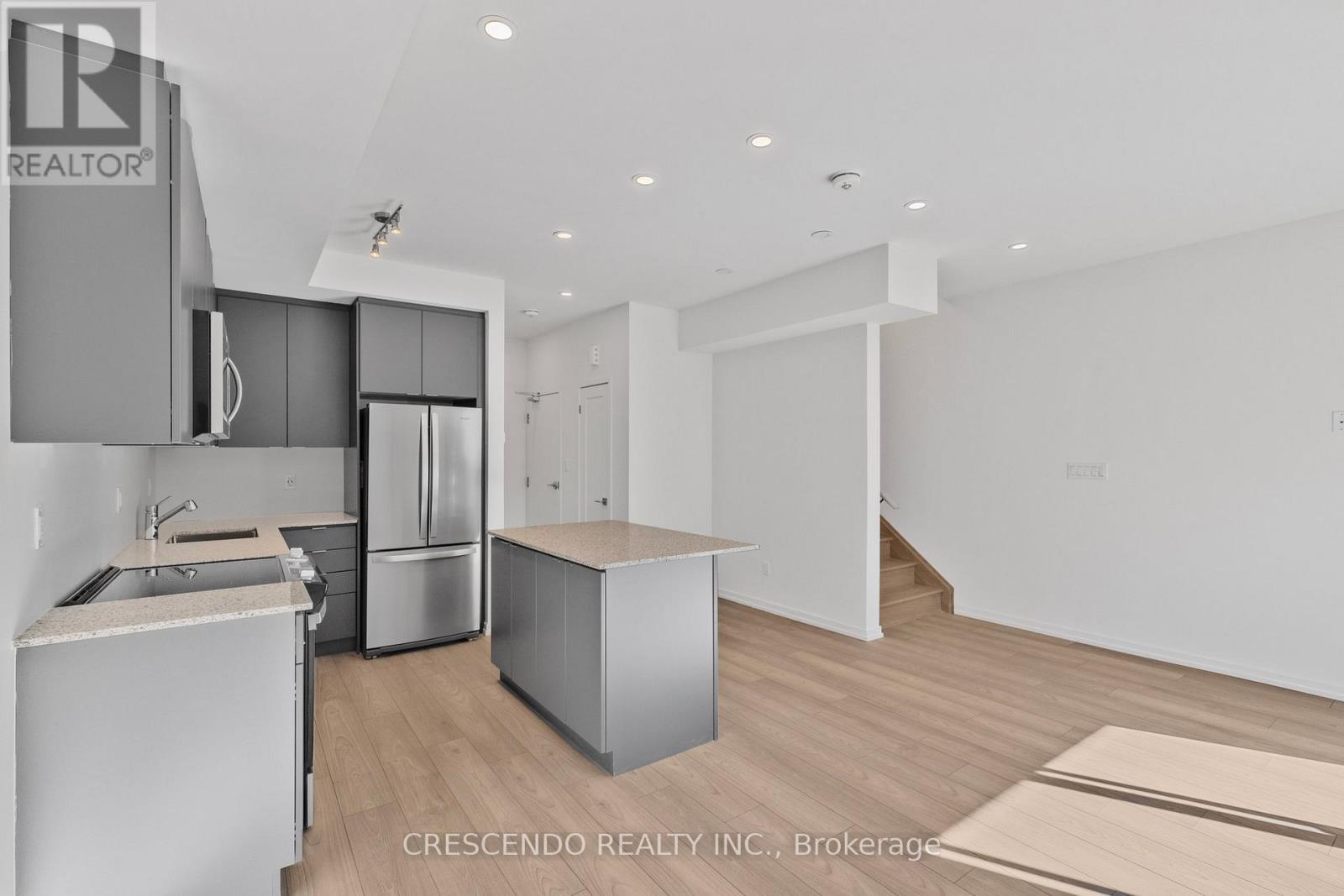 Photo 6 of 4 26 Lytham Green Circle, Newmarket ON