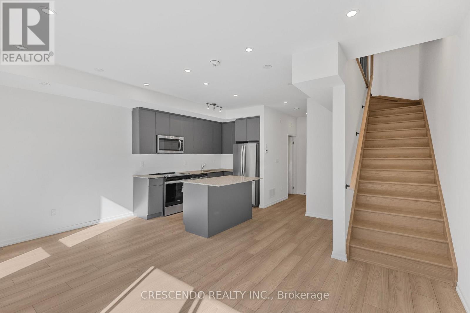 Photo 7 of 4 26 Lytham Green Circle, Newmarket ON