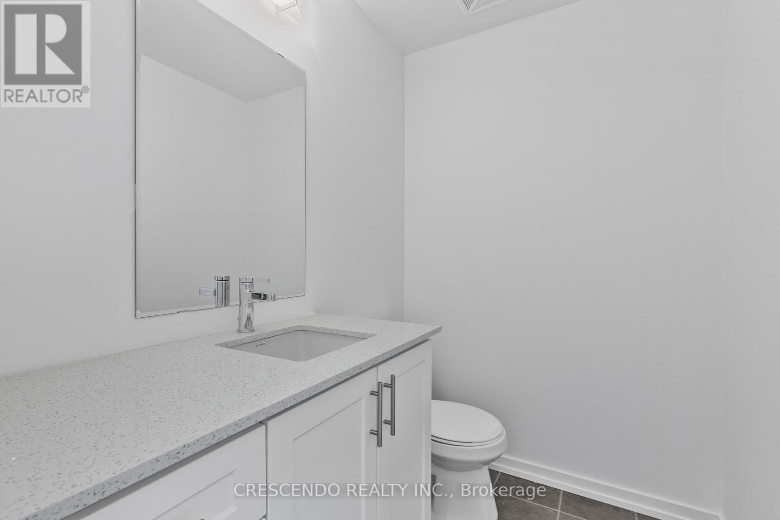 Photo 8 of 4 26 Lytham Green Circle, Newmarket ON