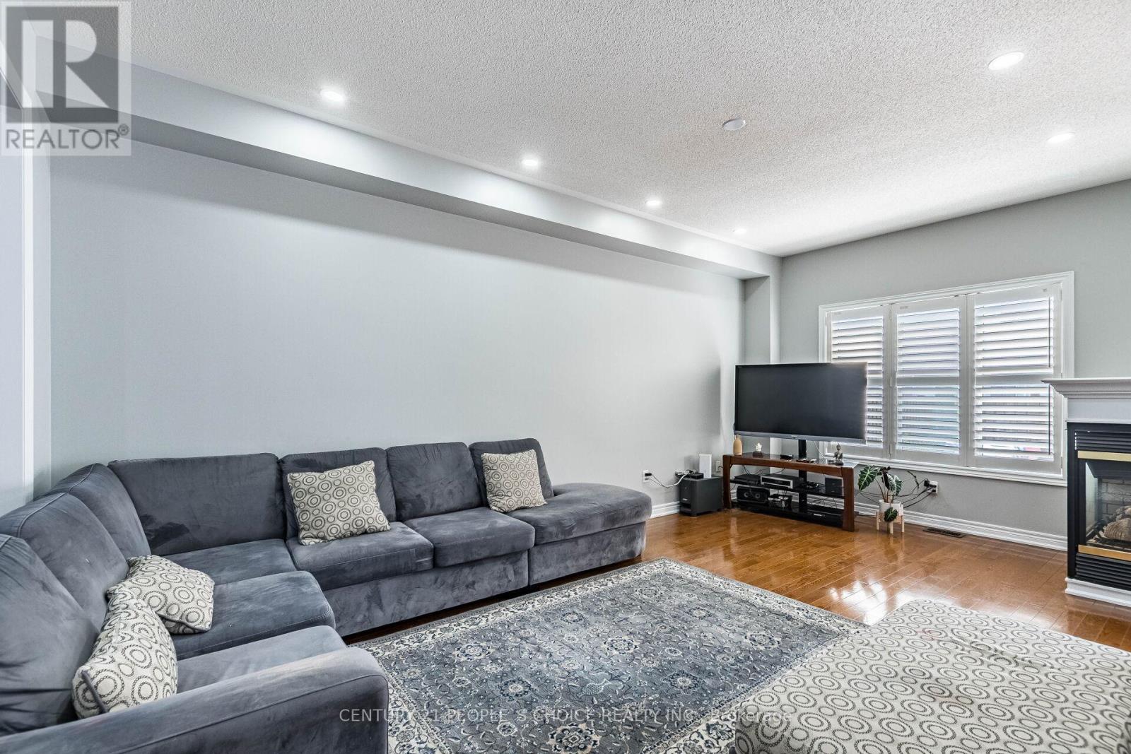 Photo 7 of 9 Mellowood Avenue, Brampton ON