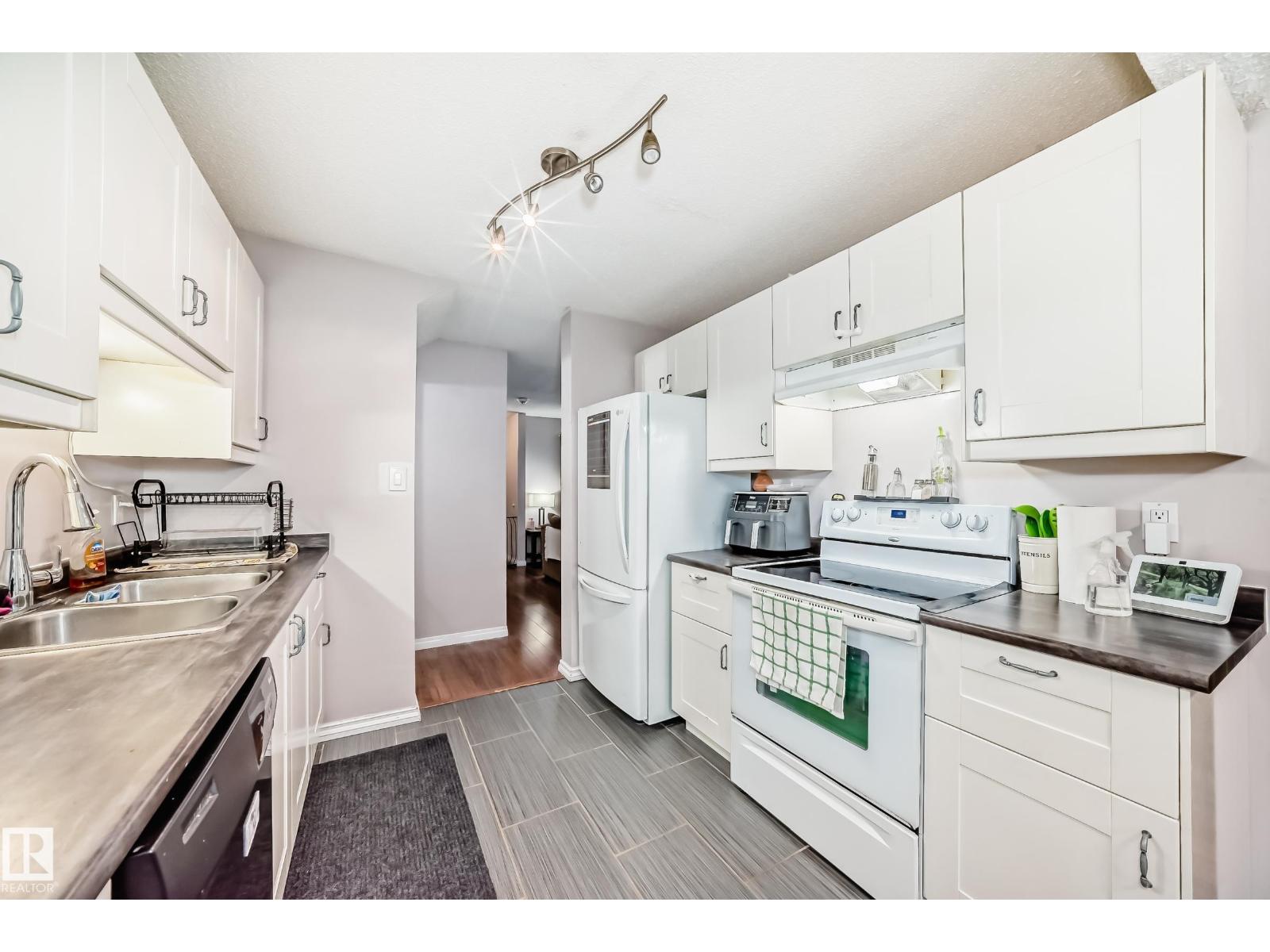 Photo 3 of 24 1651 46 St Nw, Edmonton AB