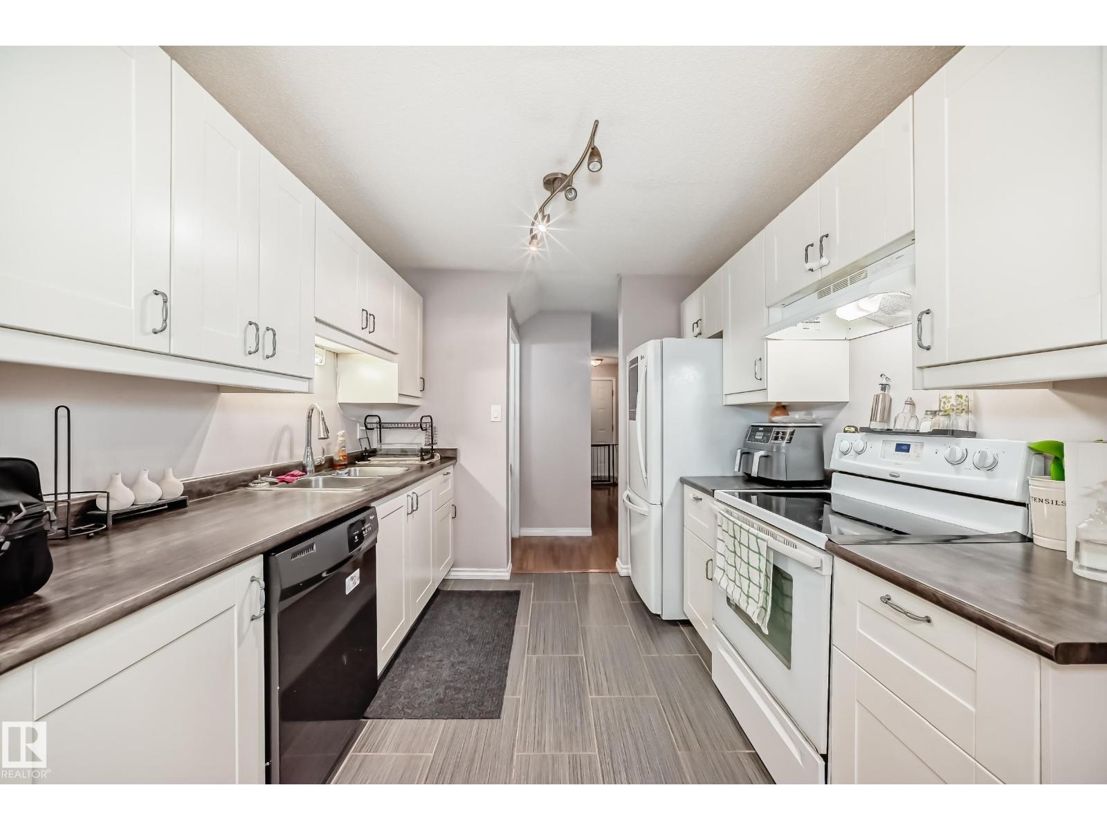 Photo 4 of 24 1651 46 St Nw, Edmonton AB