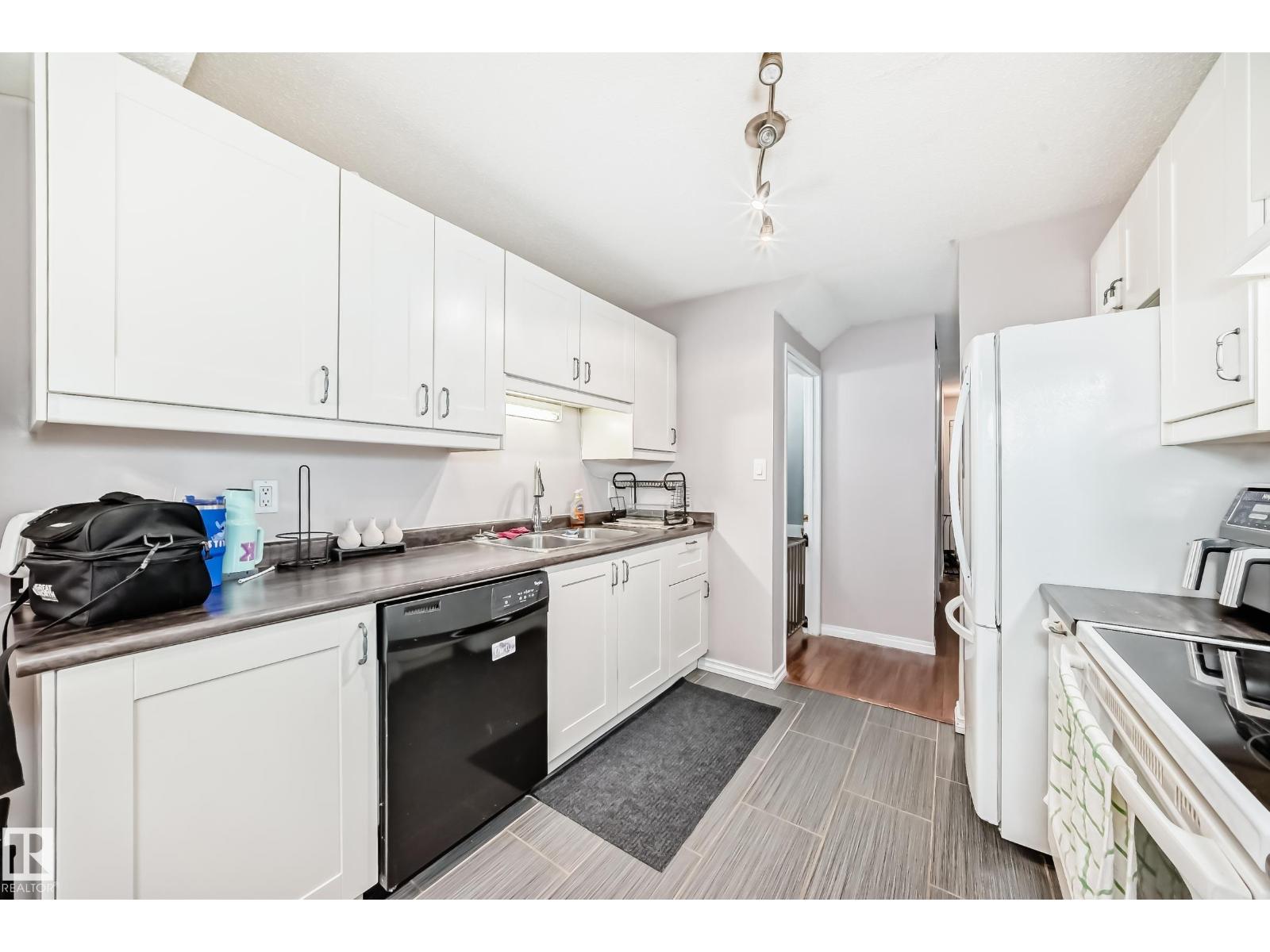 Photo 5 of 24 1651 46 St Nw, Edmonton AB