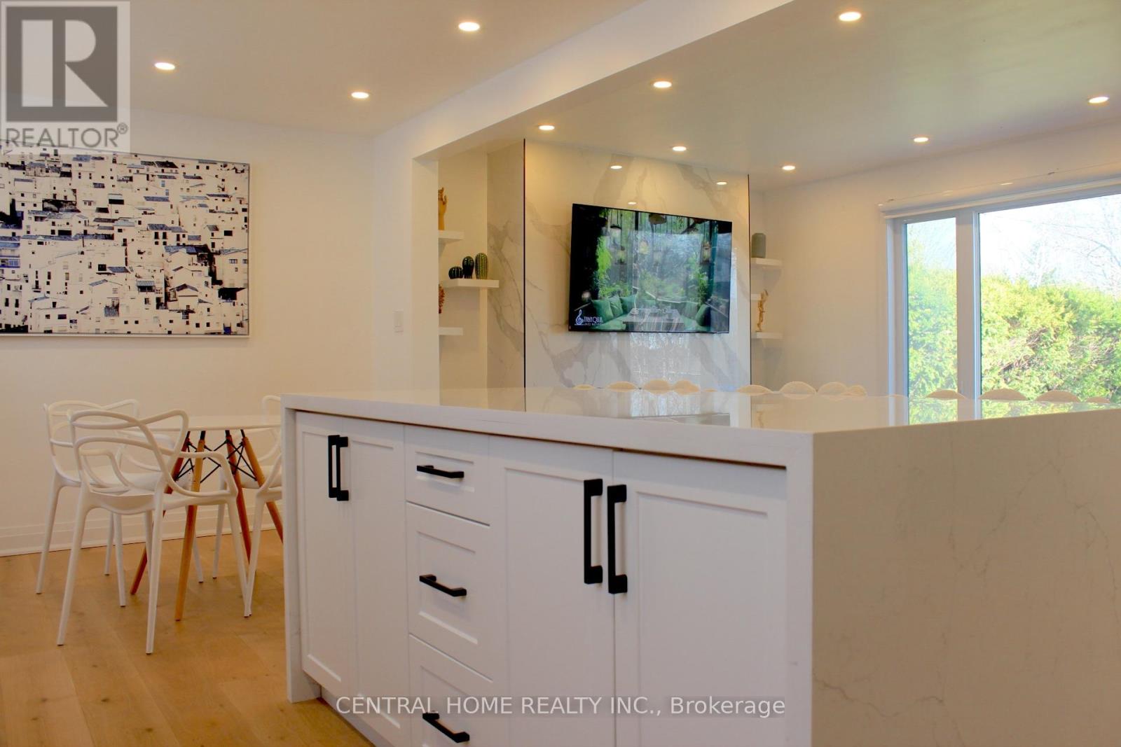 Photo 11 of 755 Botany Hill Crescent, Newmarket ON