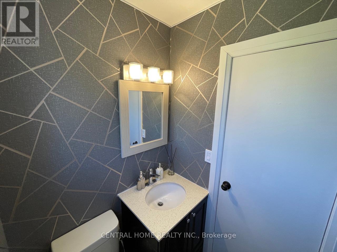 Photo 15 of 755 Botany Hill Crescent, Newmarket ON