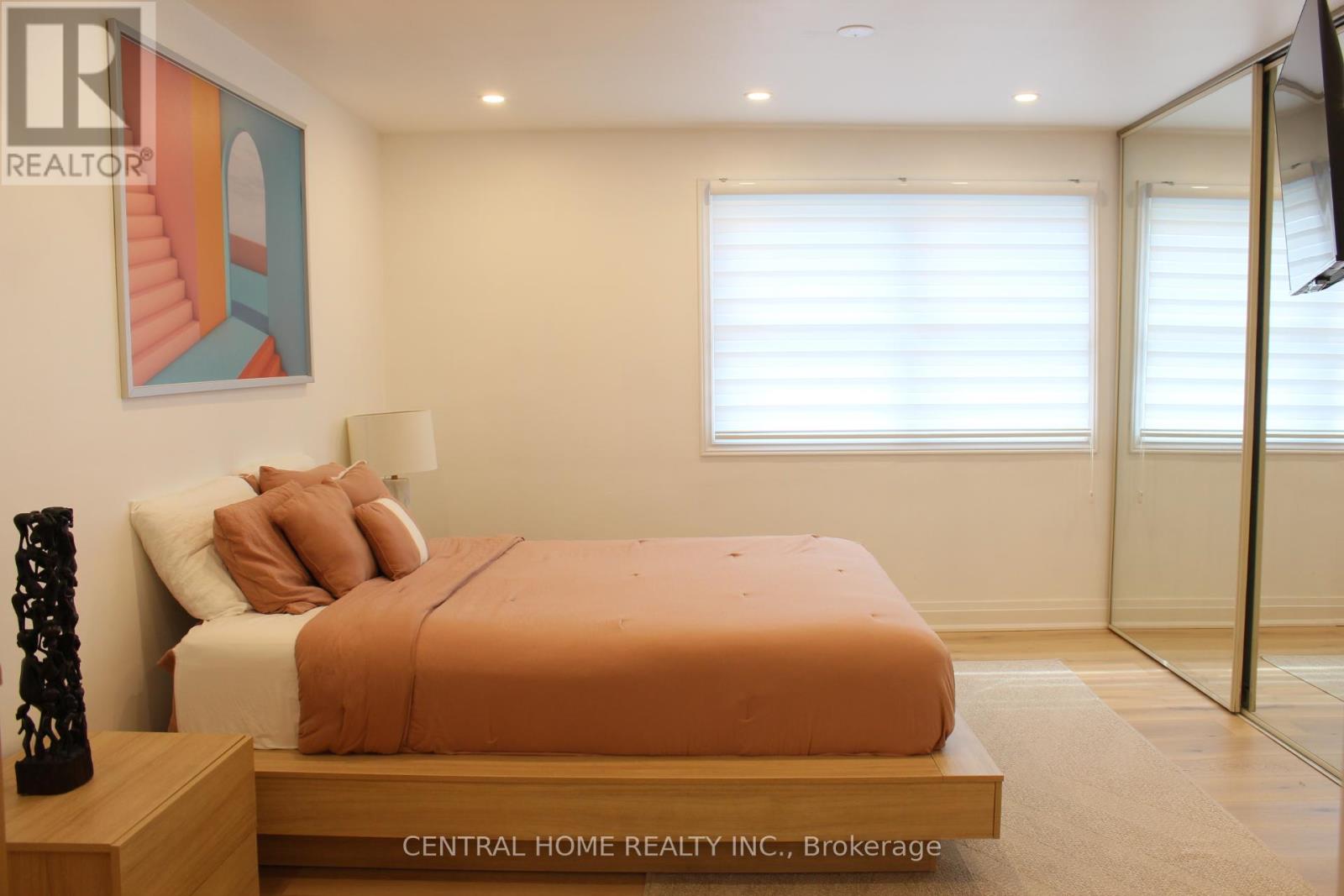 Photo 18 of 755 Botany Hill Crescent, Newmarket ON