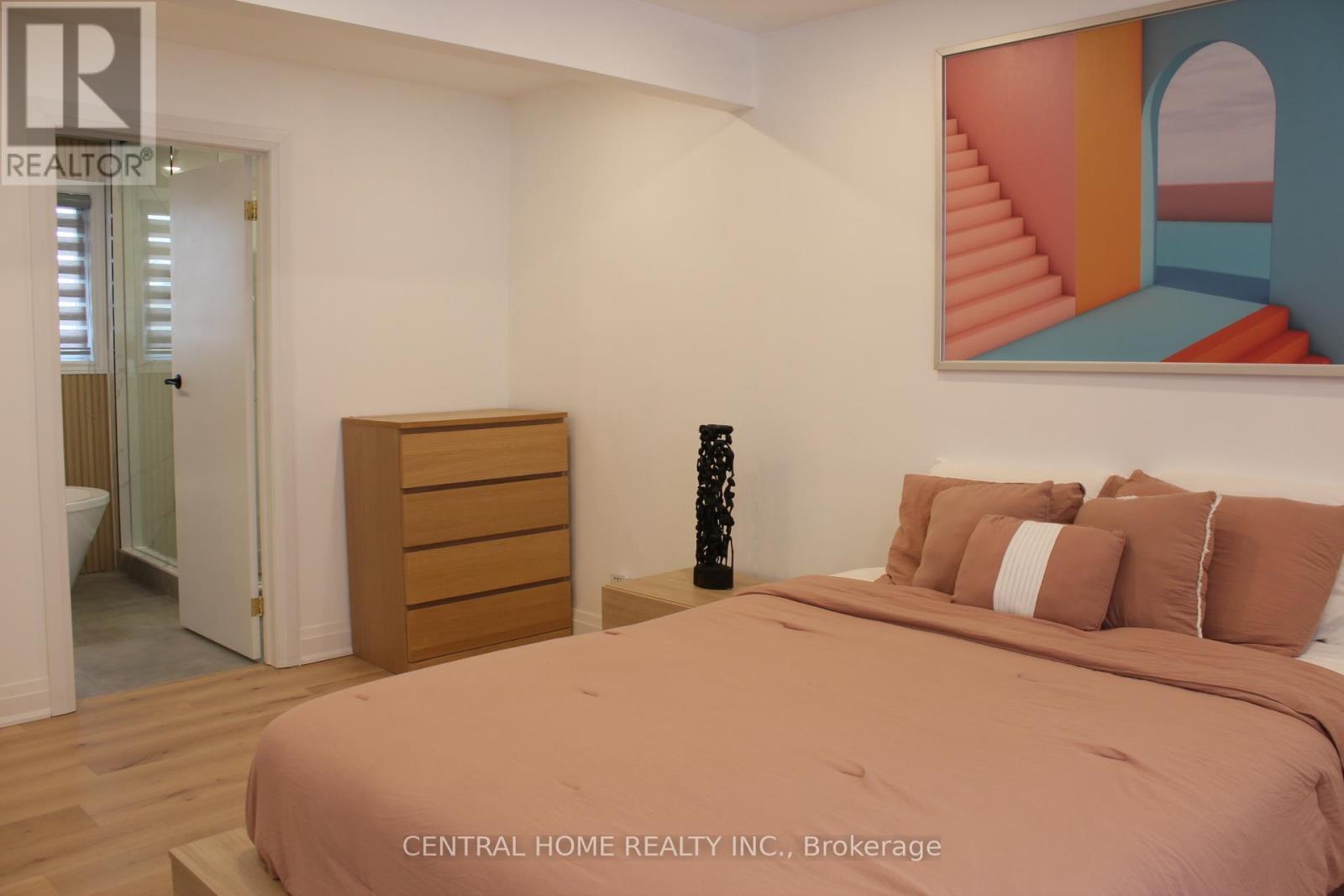 Photo 19 of 755 Botany Hill Crescent, Newmarket ON