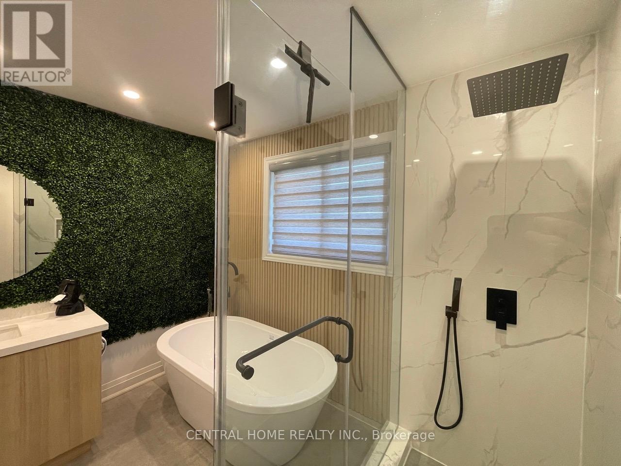 Photo 25 of 755 Botany Hill Crescent, Newmarket ON