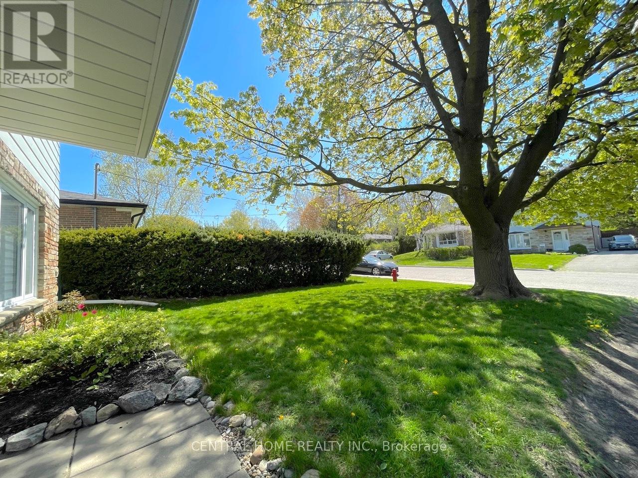 Photo 3 of 755 Botany Hill Crescent, Newmarket ON
