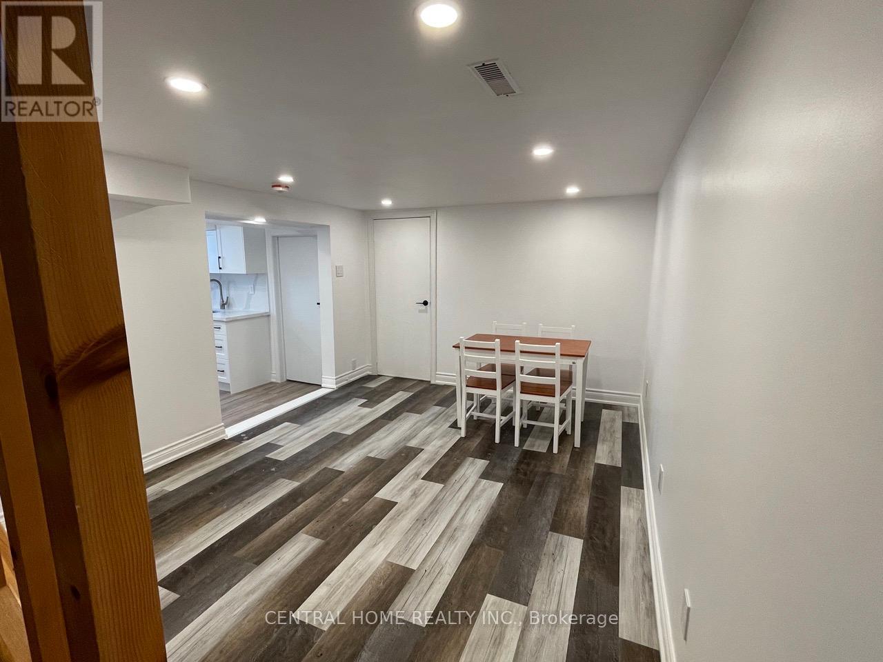 Photo 32 of 755 Botany Hill Crescent, Newmarket ON