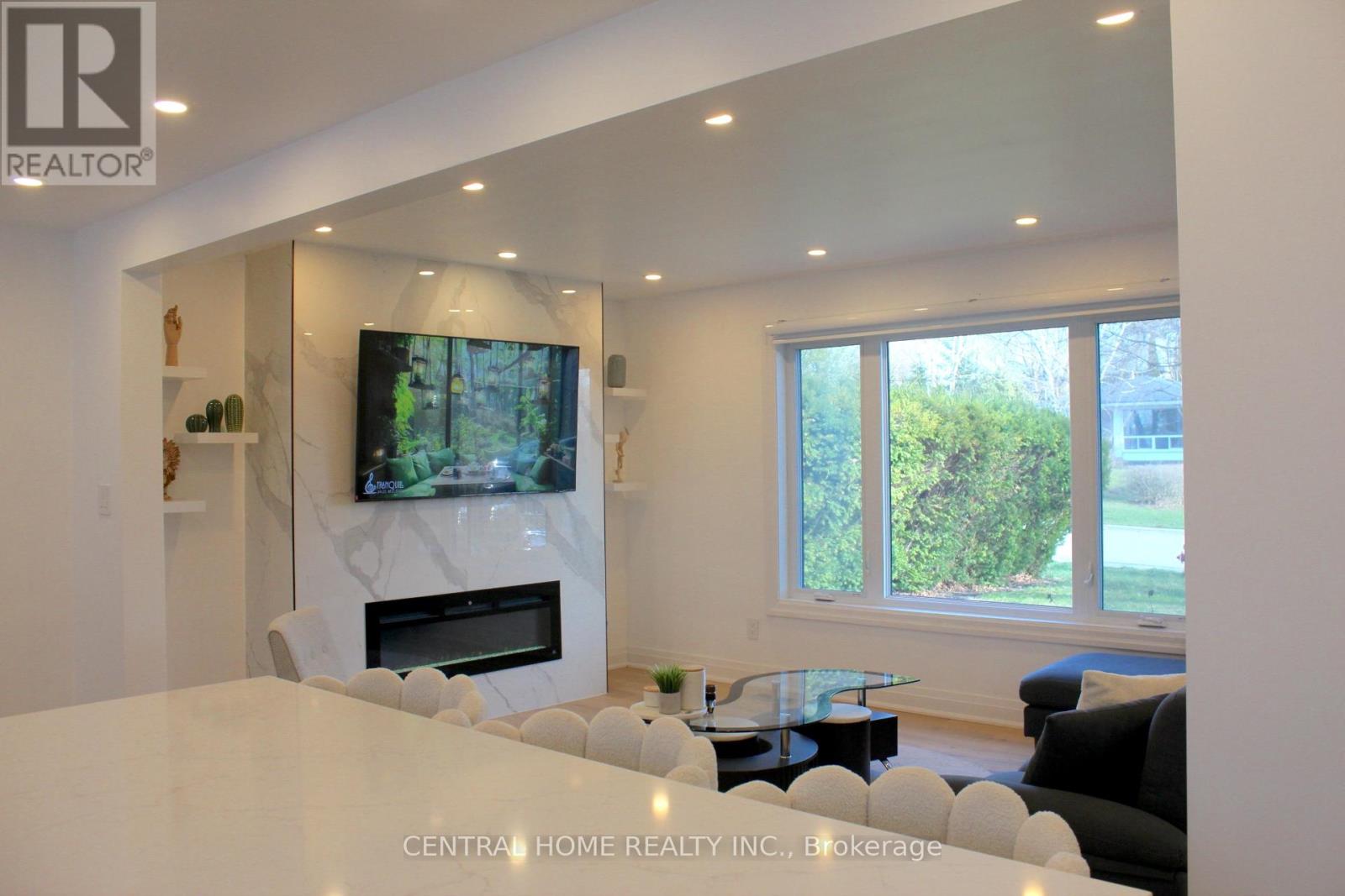 Photo 4 of 755 Botany Hill Crescent, Newmarket ON