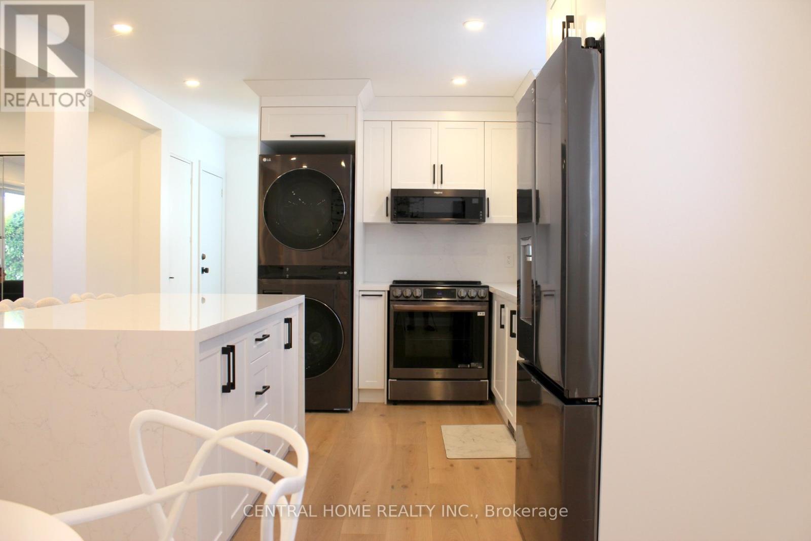 Photo 9 of 755 Botany Hill Crescent, Newmarket ON