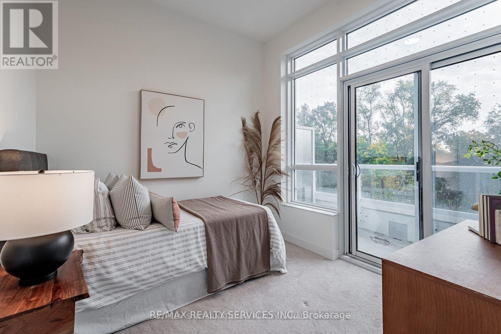 Photo 12 of 106 10 Wilby Crescent, Toronto ON