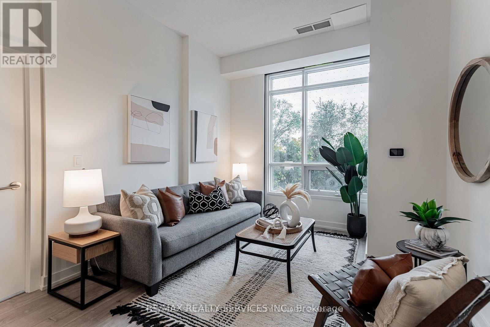 Photo 15 of 106 10 Wilby Crescent, Toronto ON