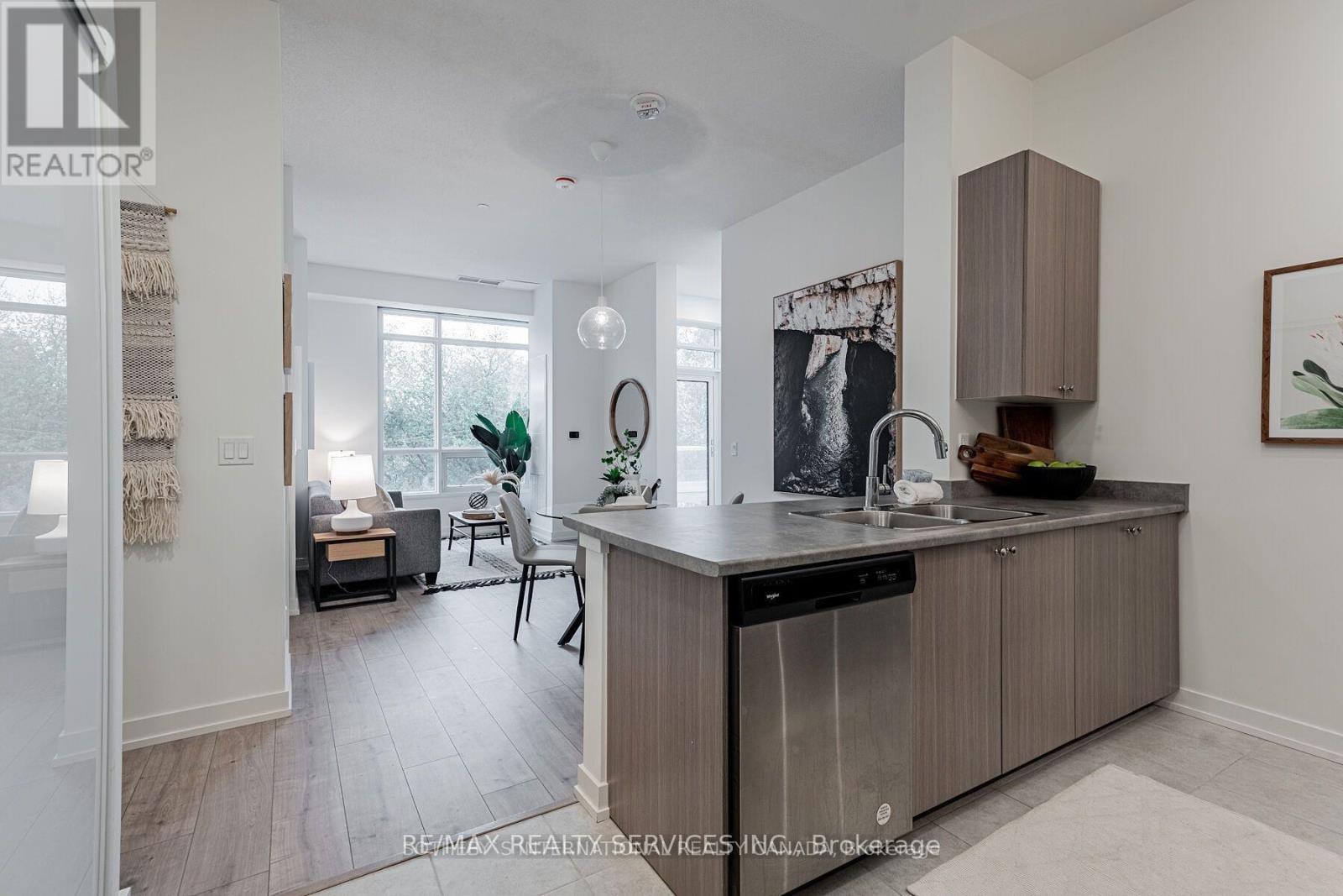 Photo 4 of 106 10 Wilby Crescent, Toronto ON