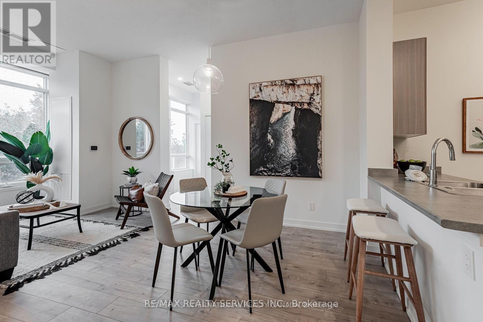 Photo 5 of 106 10 Wilby Crescent, Toronto ON